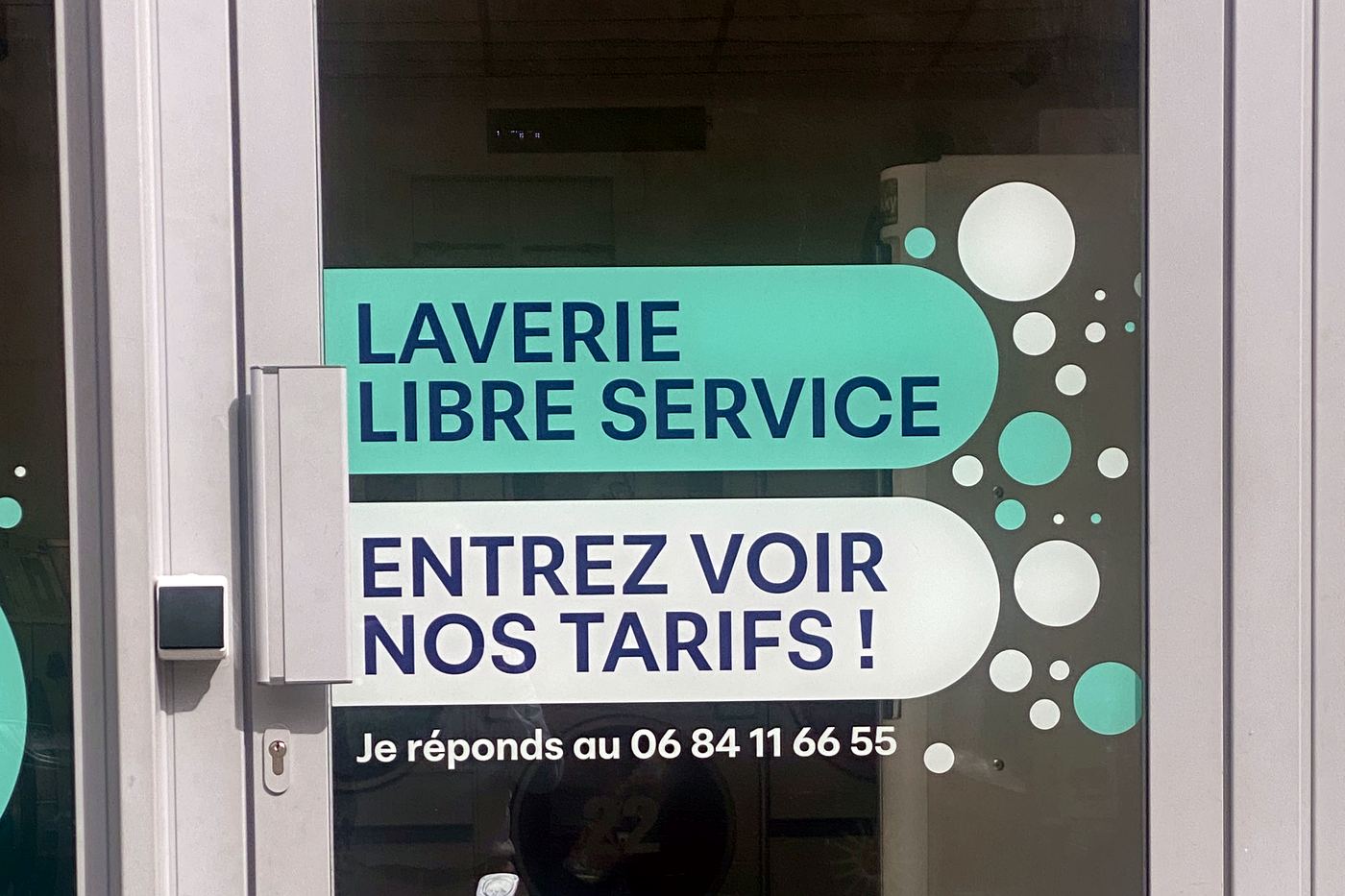 Entrée de La Laverie de la Somme — libre-service, tarifs affichés Entrée de La Laverie de la Somme à Bordeaux : laverie libre-service, tarifs affichés à l'intérieur