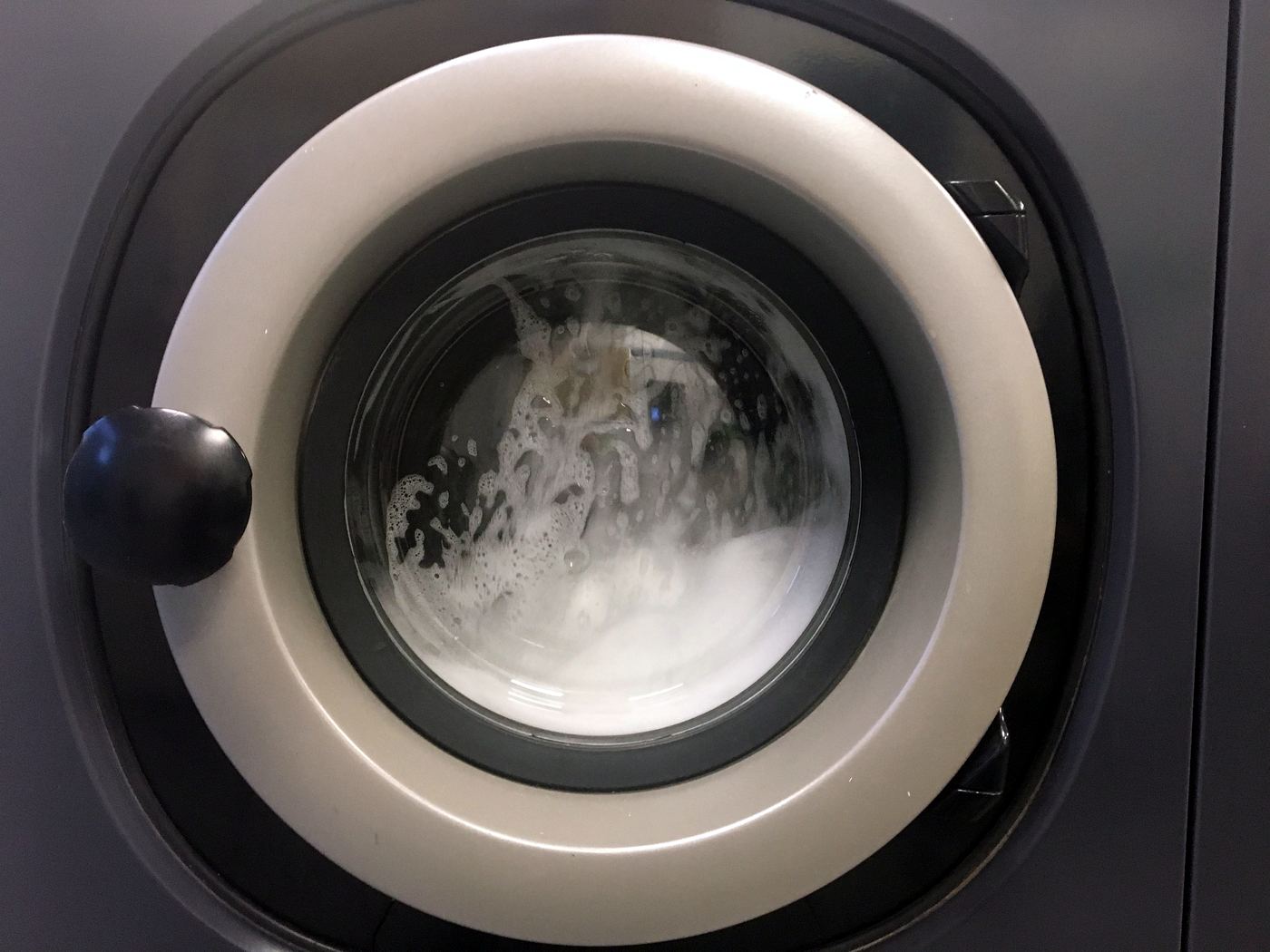 Un lave-linge en plein cycle — La Laverie de la Somme Lave-linge en cours de cycle à La Laverie de la Somme, laverie automatique à Bordeaux Victoire